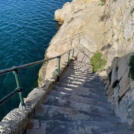 Traditional With Maltese Internal Court Yard - Designed With Traditional Stone And Tiling Apartmán Valletta