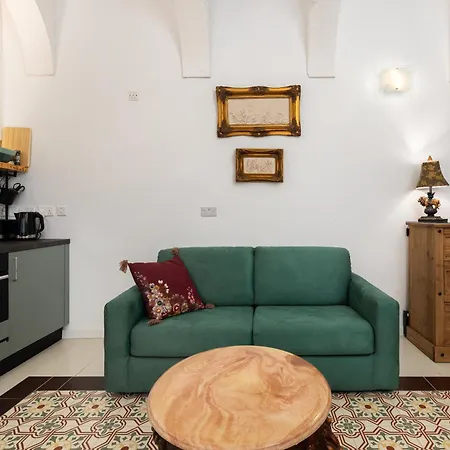 Traditional With Maltese Internal Court Yard - Designed With Traditional Stone And Tiling *