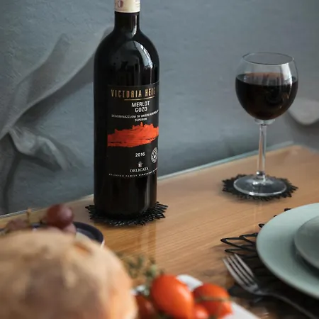 Traditional With Maltese Internal Court Yard - Designed With Traditional Stone And Tiling Apartmán