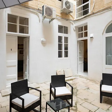 Apartamento Traditional With Maltese Internal Court Yard - Designed With Traditional Stone And Tiling La Valeta