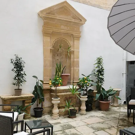 Traditional With Maltese Internal Court Yard - Designed With Traditional Stone And Tiling Apartamento La Valeta