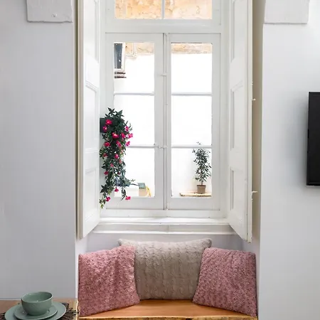 Traditional With Maltese Internal Court Yard - Designed With Traditional Stone And Tiling 아파트 *