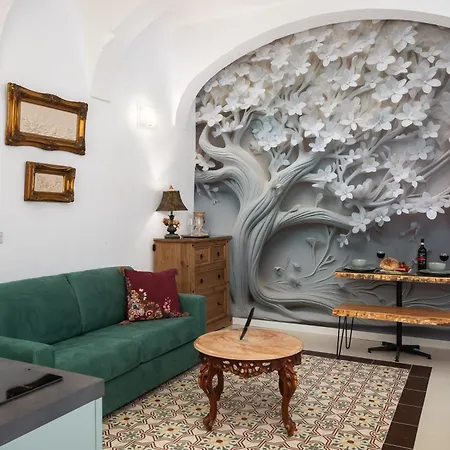 Traditional With Maltese Internal Court Yard - Designed With Traditional Stone And Tiling Apartment Valletta