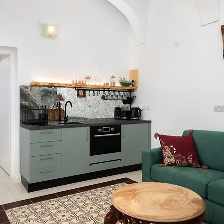 Traditional With Maltese Internal Court Yard - Designed With Traditional Stone And Tiling Apartment