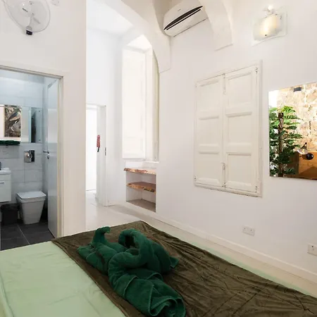 Traditional With Maltese Internal Court Yard - Designed With Traditional Stone And Tiling 발레타