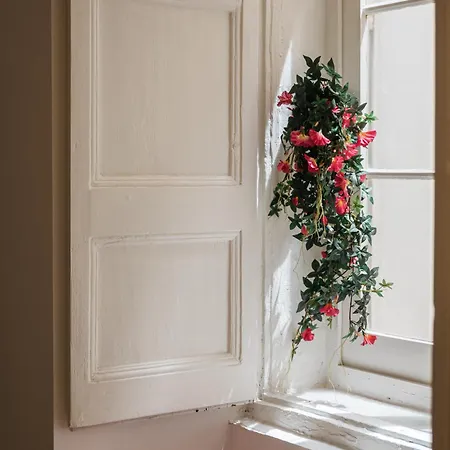Apartamento Traditional With Maltese Internal Court Yard - Designed With Traditional Stone And Tiling La Valeta