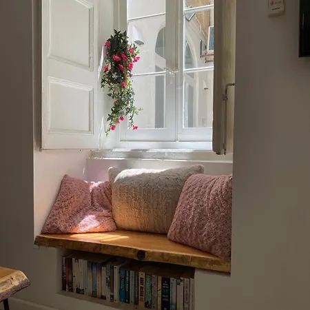 Traditional With Maltese Internal Court Yard - Designed With Traditional Stone And Tiling