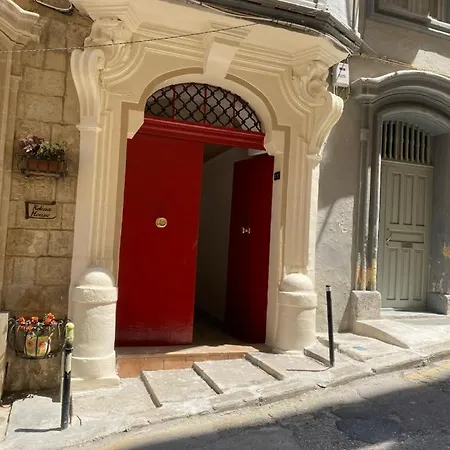 Traditional With Maltese Internal Court Yard - Designed With Traditional Stone And Tiling 발레타