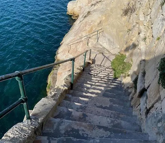 Traditional With Maltese Internal Court Yard - Designed With Traditional Stone And Tiling Apartamento Valeta