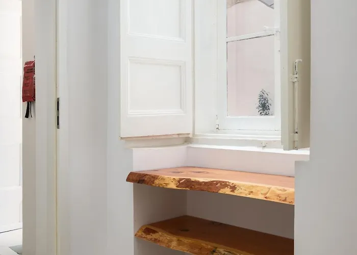 Traditional With Maltese Internal Court Yard - Designed With Traditional Stone And Tiling * Valeta