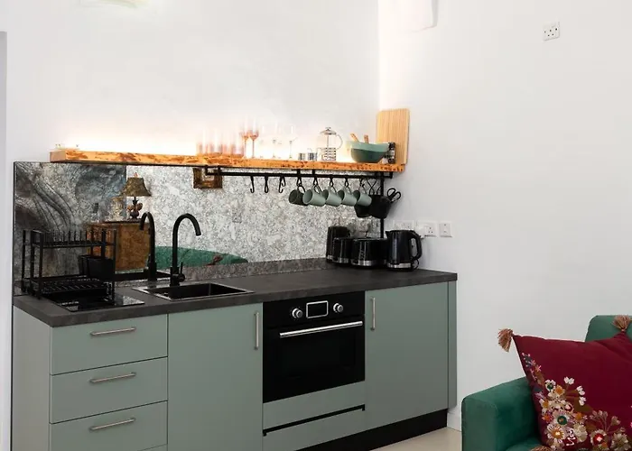 Apartamento Traditional With Maltese Internal Court Yard - Designed With Traditional Stone And Tiling *